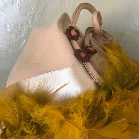 CHIC 1940s\' BEIGE FELT HAT - CONICAL CROWN, WIRED CURLY BANDS & GOLD FEATHERS main image 5